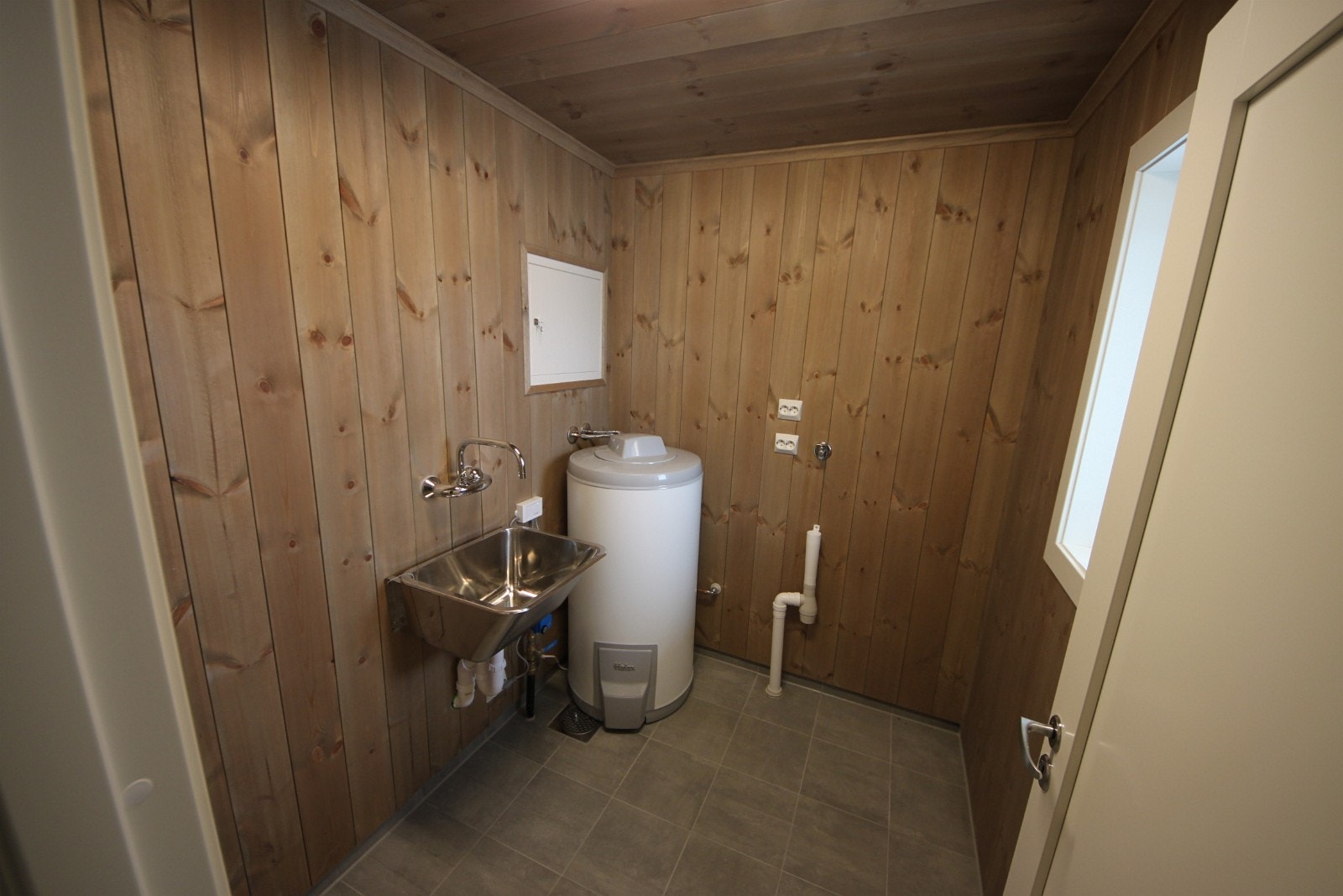 Vaskerom med opplegg for vaskemaskin og tørketrommel Galleribilde