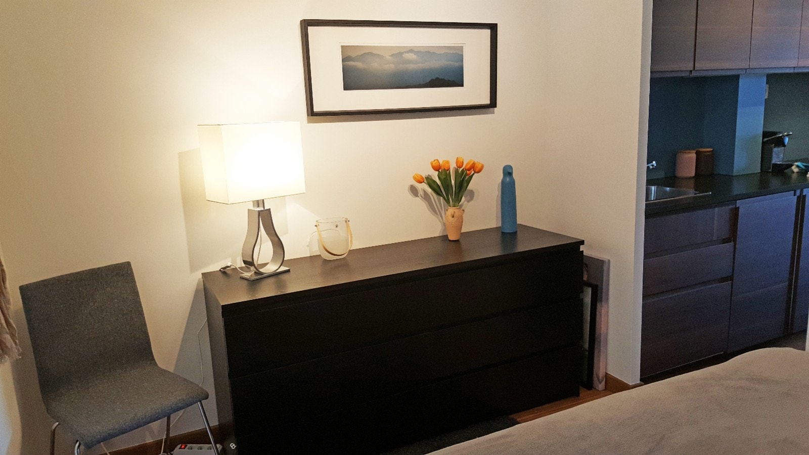 Soverom med vindu mot baksiden og skyvedør til kjøkkenet Galleribilde