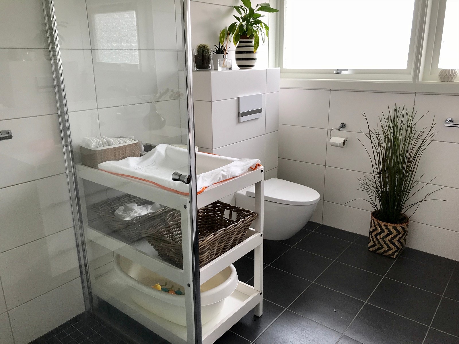 Bad i hovedetasjen med dusj (stellebordet er der ikke lenger) Galleribilde