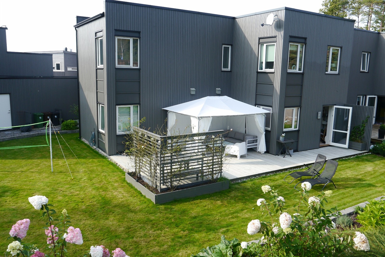 Sør-øst vendt hage. Sol ifra 07-17
Hagesofa og spisebord med benker. Galleribilde