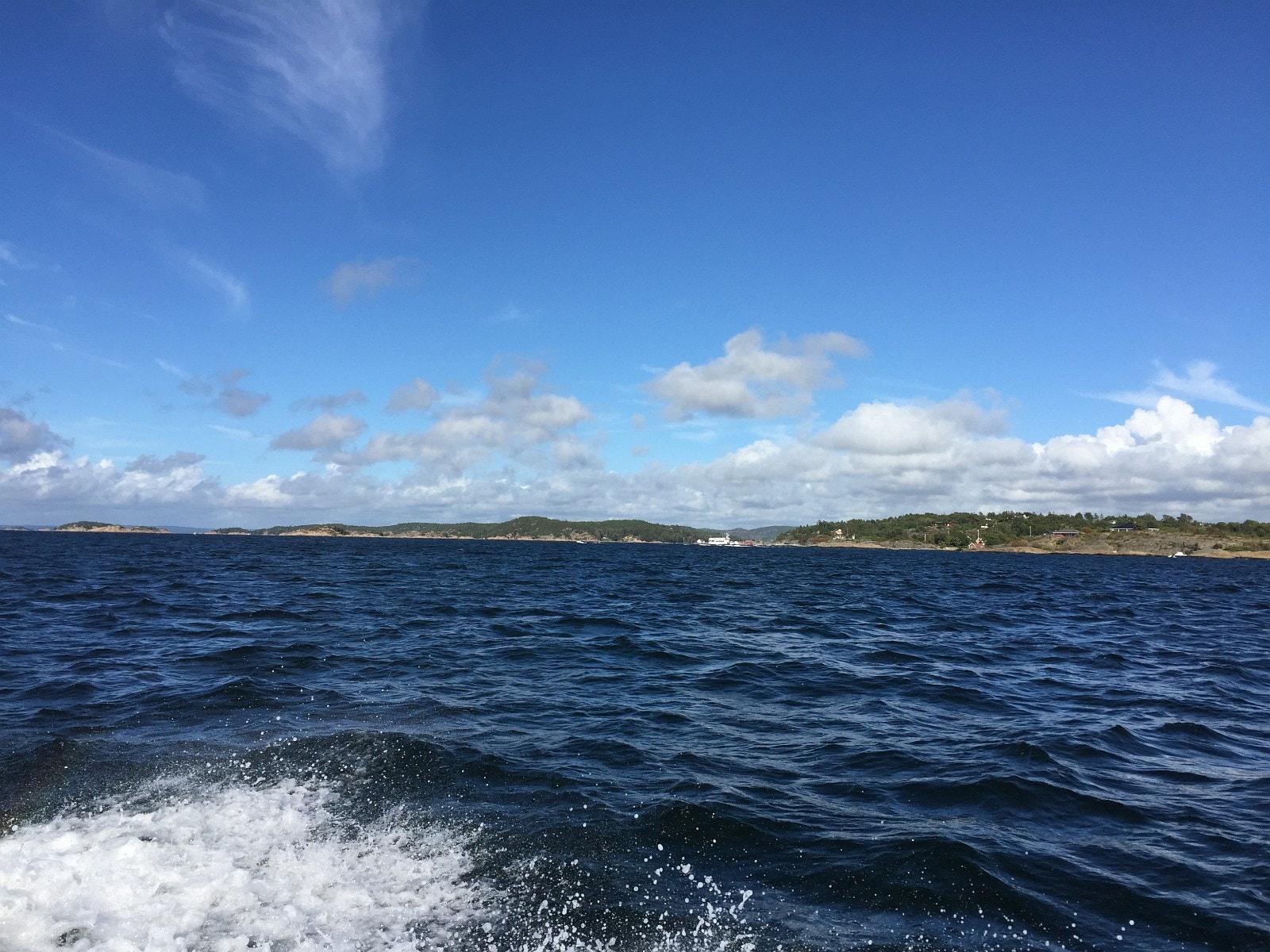 Søndre Sandøy sett fra sjøen. Galleribilde