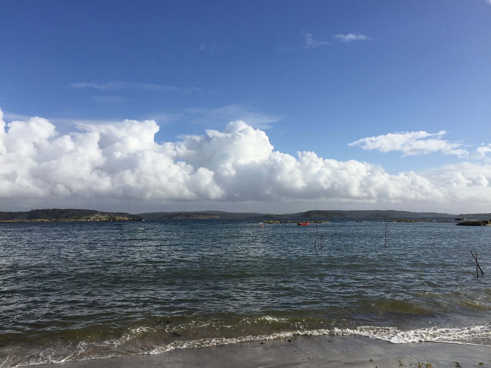 Stranden rett ved hytta. Utsikt til Sverige. Galleribilde