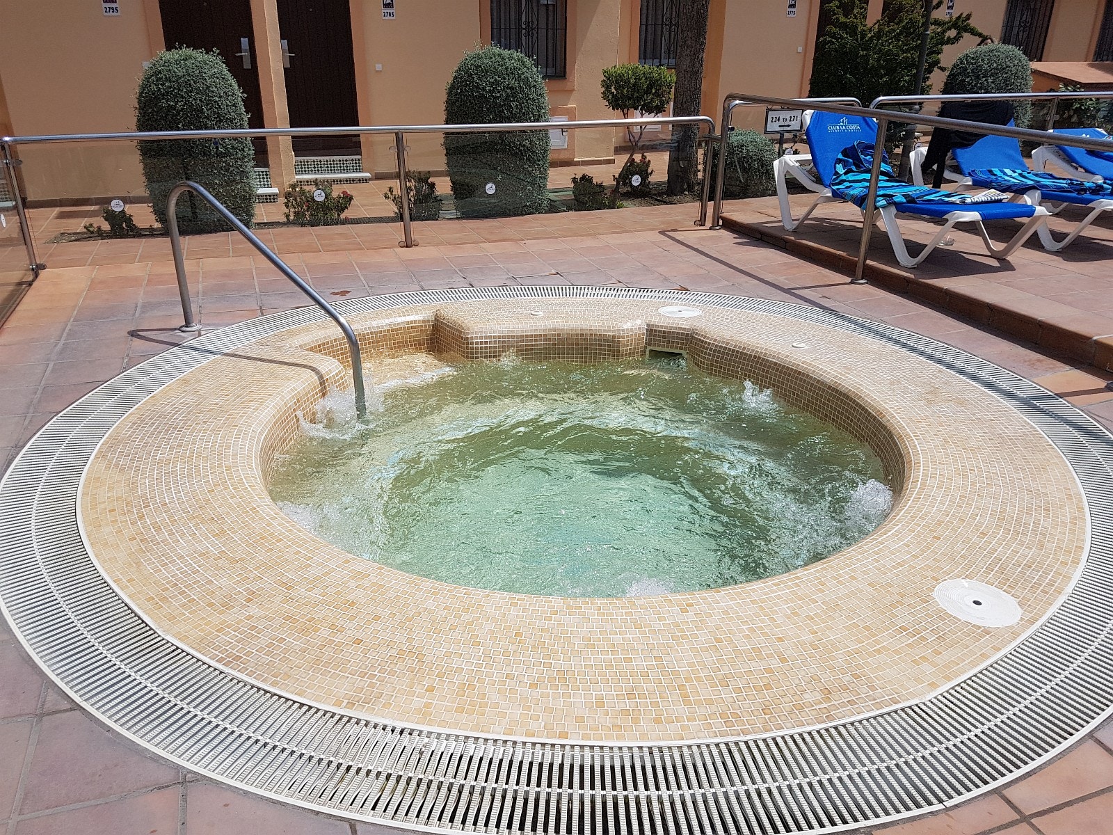 Boblebad og helårsoppvarmet basseng i komplekset Galleribilde