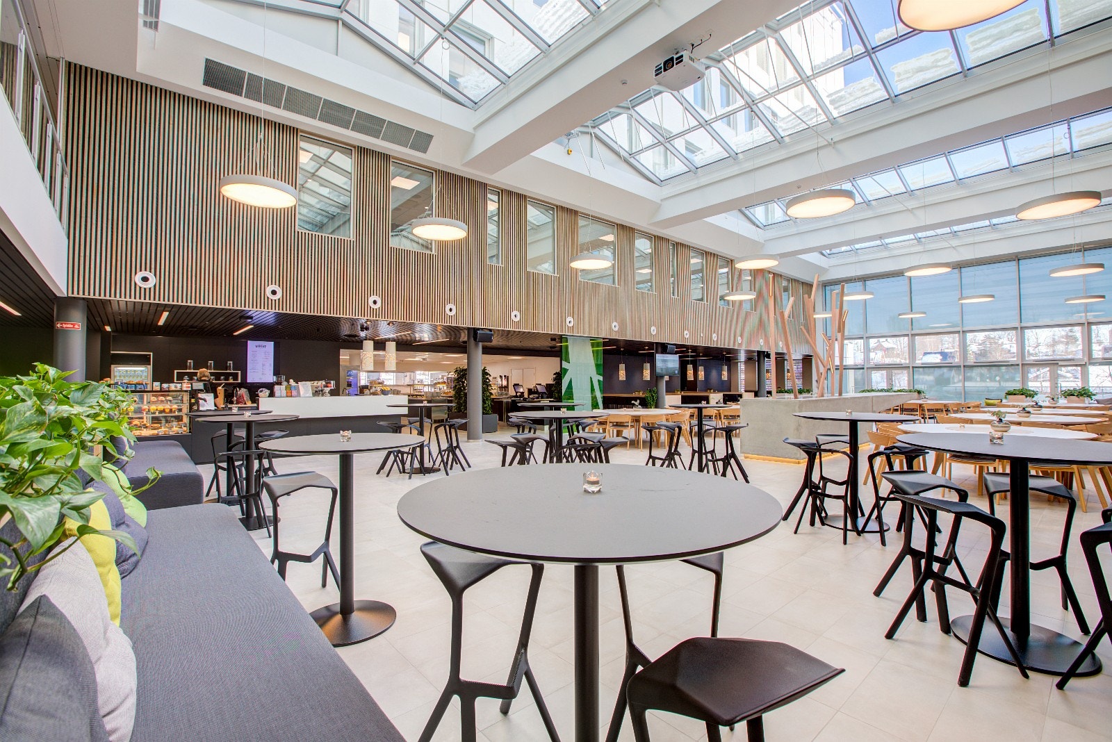 Stor og lys bedriftsrestaurant Galleribilde