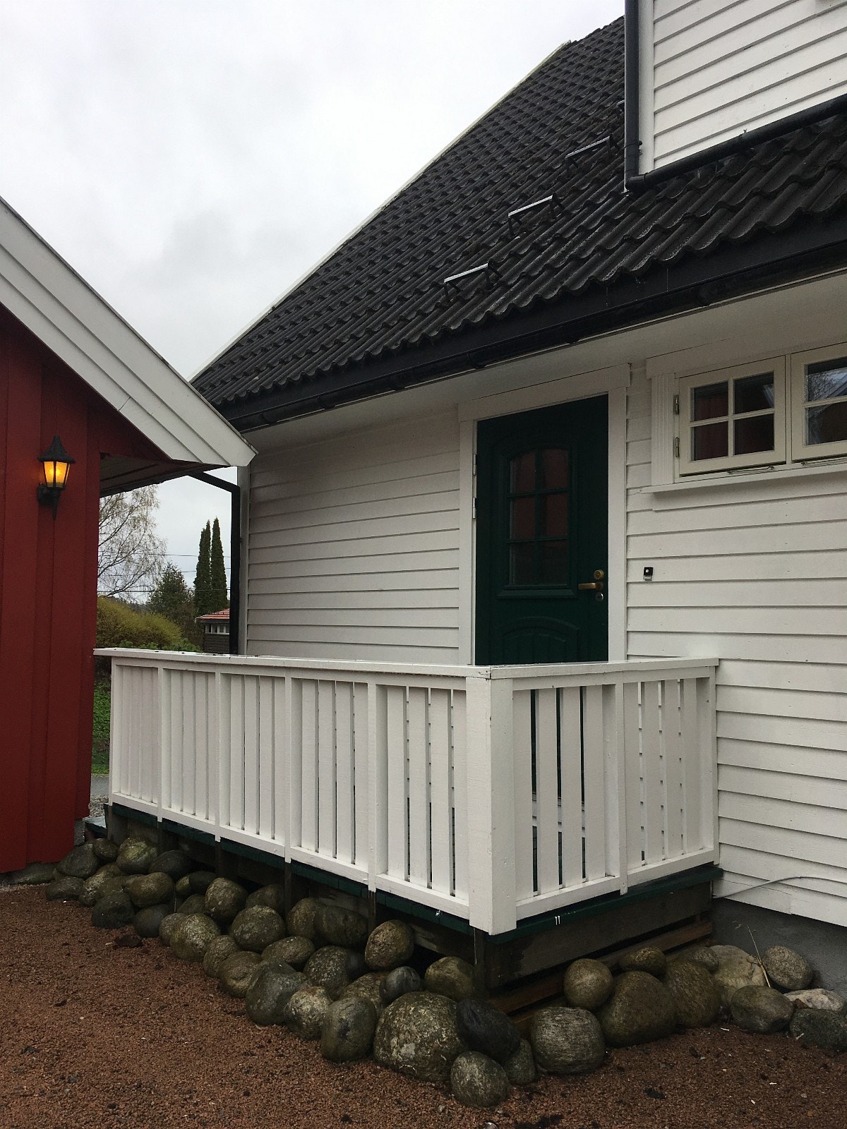 Inngangsparti, egen parkering og vei inn til leilighete Galleribilde