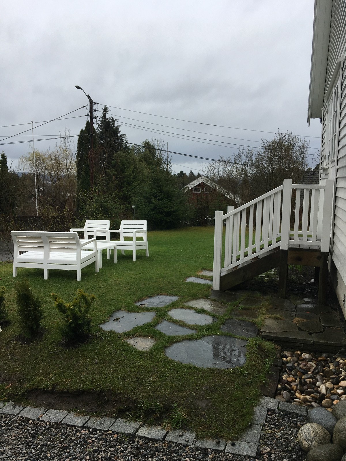 Hage m/ hellelagt grillplass Galleribilde