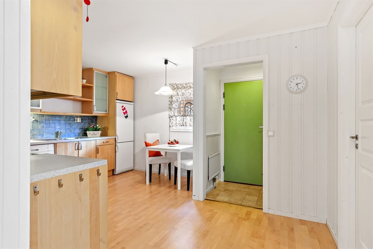 Stort, lyst kjøkken med mye skapplass Galleribilde