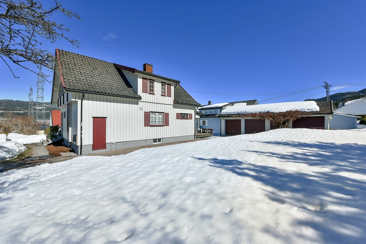 Utendørs har boligen en garasje med plass til tre biler, samt deilig hage og trivelige terrasser der solen kan nytes til sent på kveld. Galleribilde