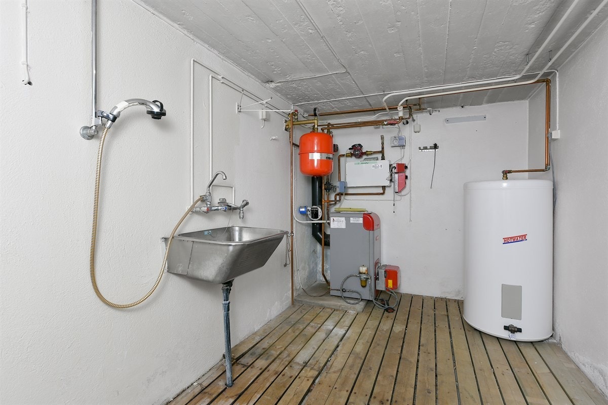 Vaskerommet ligger i kjelleren og har malte vegger, sluk, samt installasjoner som vaskekum, frittstående skap, varmtvannsbereder og opplegg for vaskemaskin/tørketrommel. Galleribilde