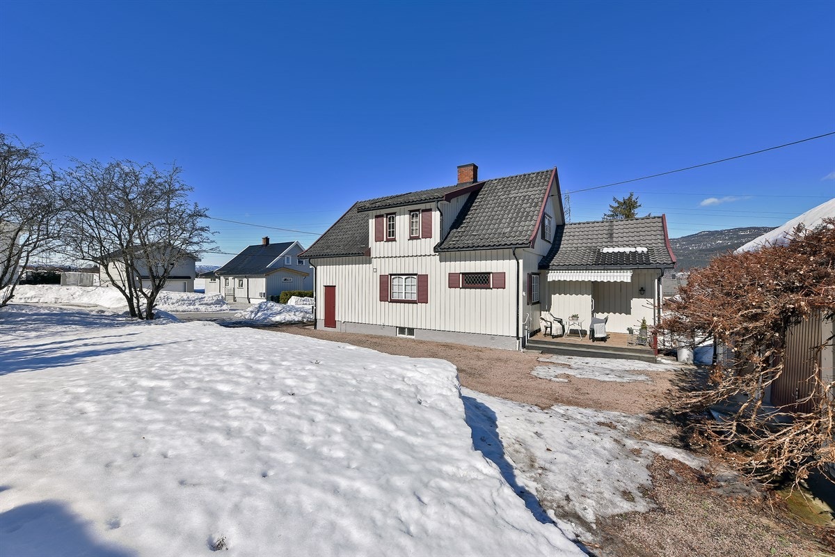 Eneboligen ligger i et sentralt og barnevennlig boligområde i Mjøndalen, i Nedre Eiker kommune. Fra eiendommen er det gangavstand til skoler, barnehage og offentlig kommunikasjon. Galleribilde