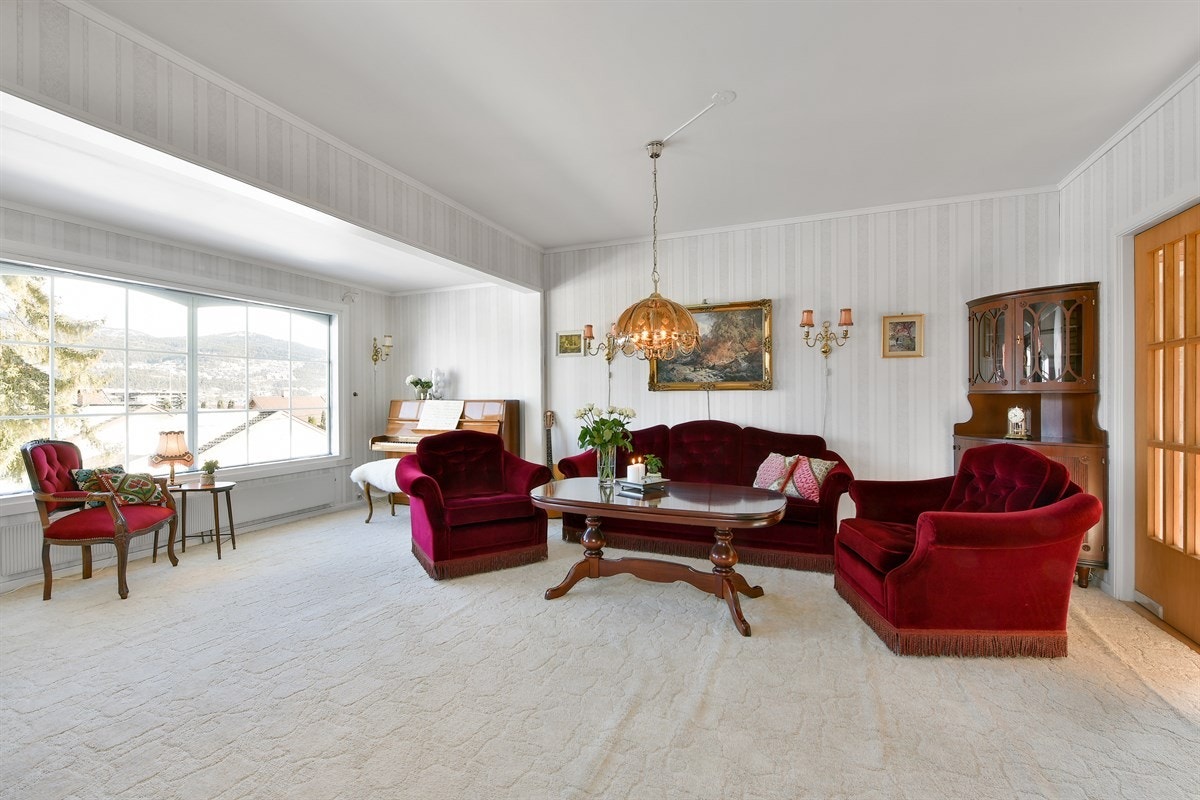 Stuen oppleves som romslig og har to fine soner for sittegruppe. Galleribilde