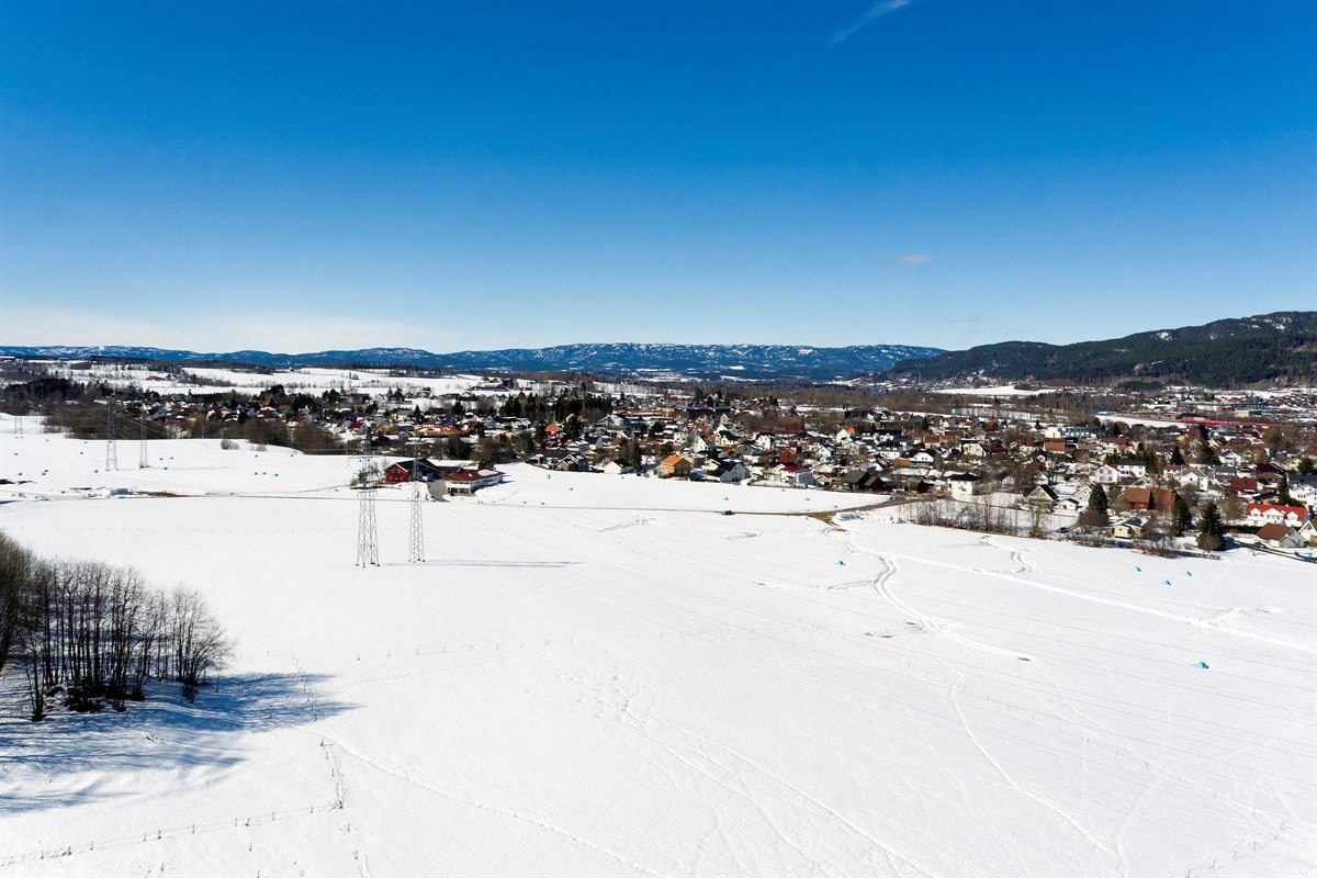 Området gir mulighet for offentlig kommunikasjon via buss og tog. Nærmeste holdeplass for buss er Skarsvingen som ligger henholdsvis ca. 5 min gange fra boligen. Det er gangavstand til Mjøndalen togstasjon for pendling mot Drammen eller Kongsberg. Galleribilde