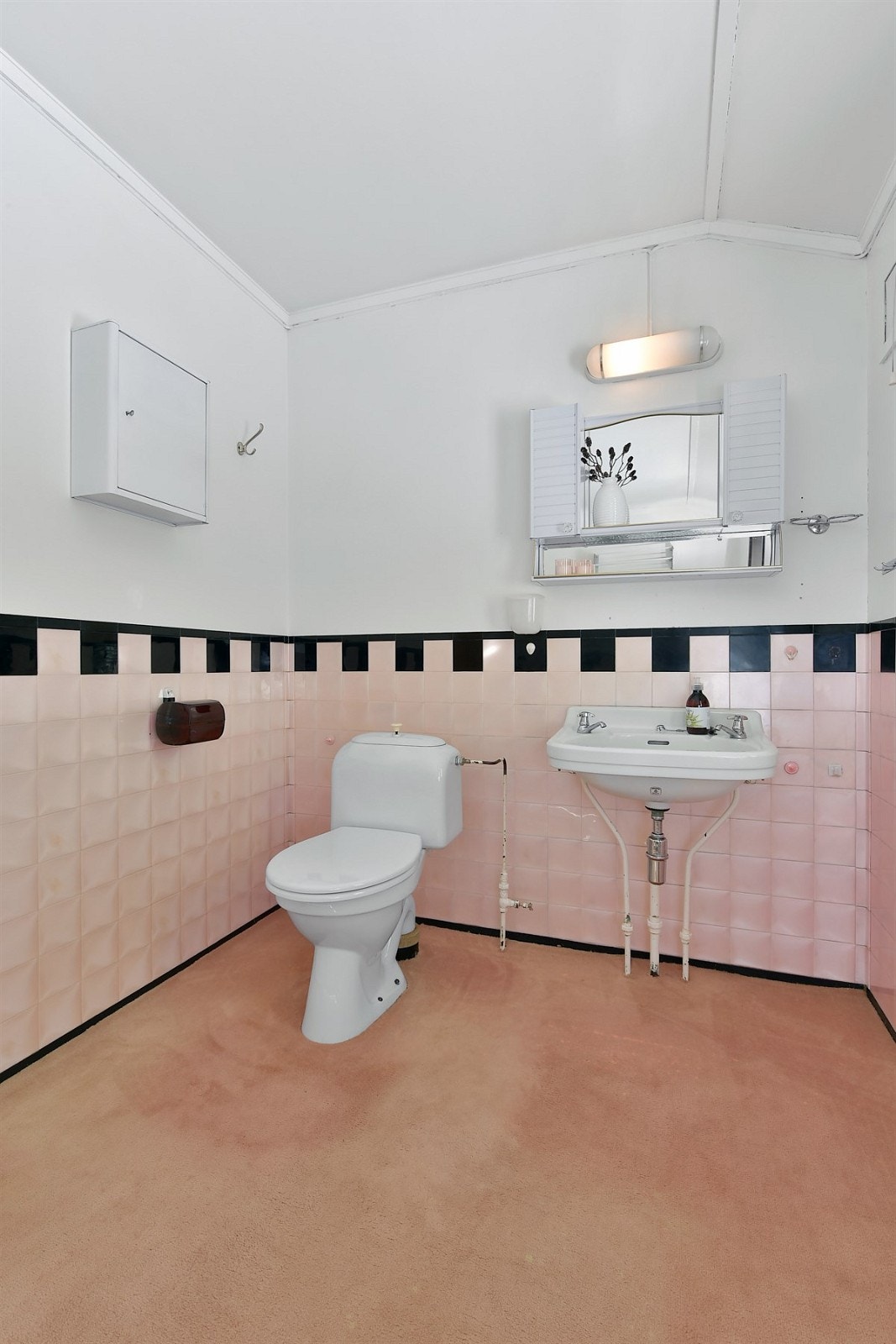 Rommet er utstyrt med frittstående toalett og badekar. Galleribilde