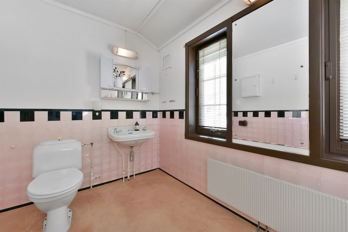 Rommet er utstyrt med speil og belysning over servant. Galleribilde