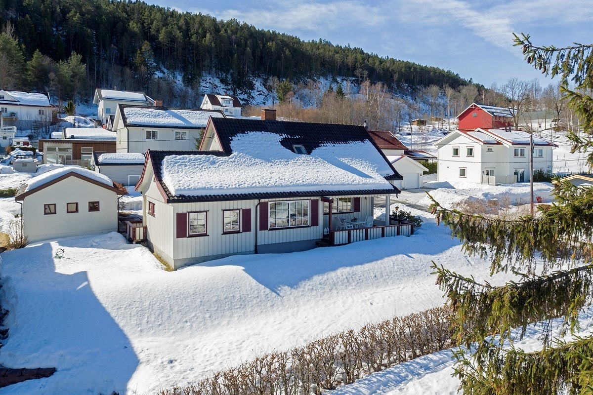 Privatmegleren ved John Granly Steen og Jørgen Braathen Becher har gleden av å presentere denne barnevennlige eneboligen over 3 plan med trippelgarasje beliggende i Mjøndalen i Nedre Eiker. Galleribilde