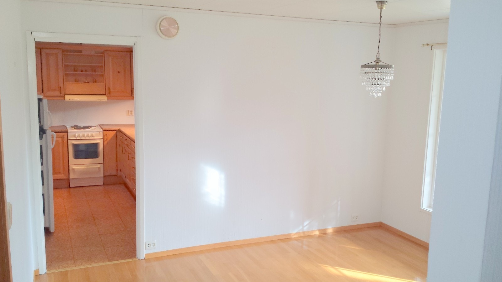 Stuen med effektiv tilgang til kjøkken og spisestue Galleribilde