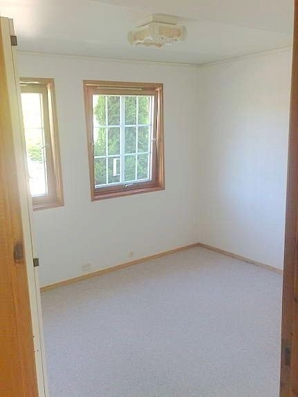 Soverom med integrerte garderobeskap Galleribilde