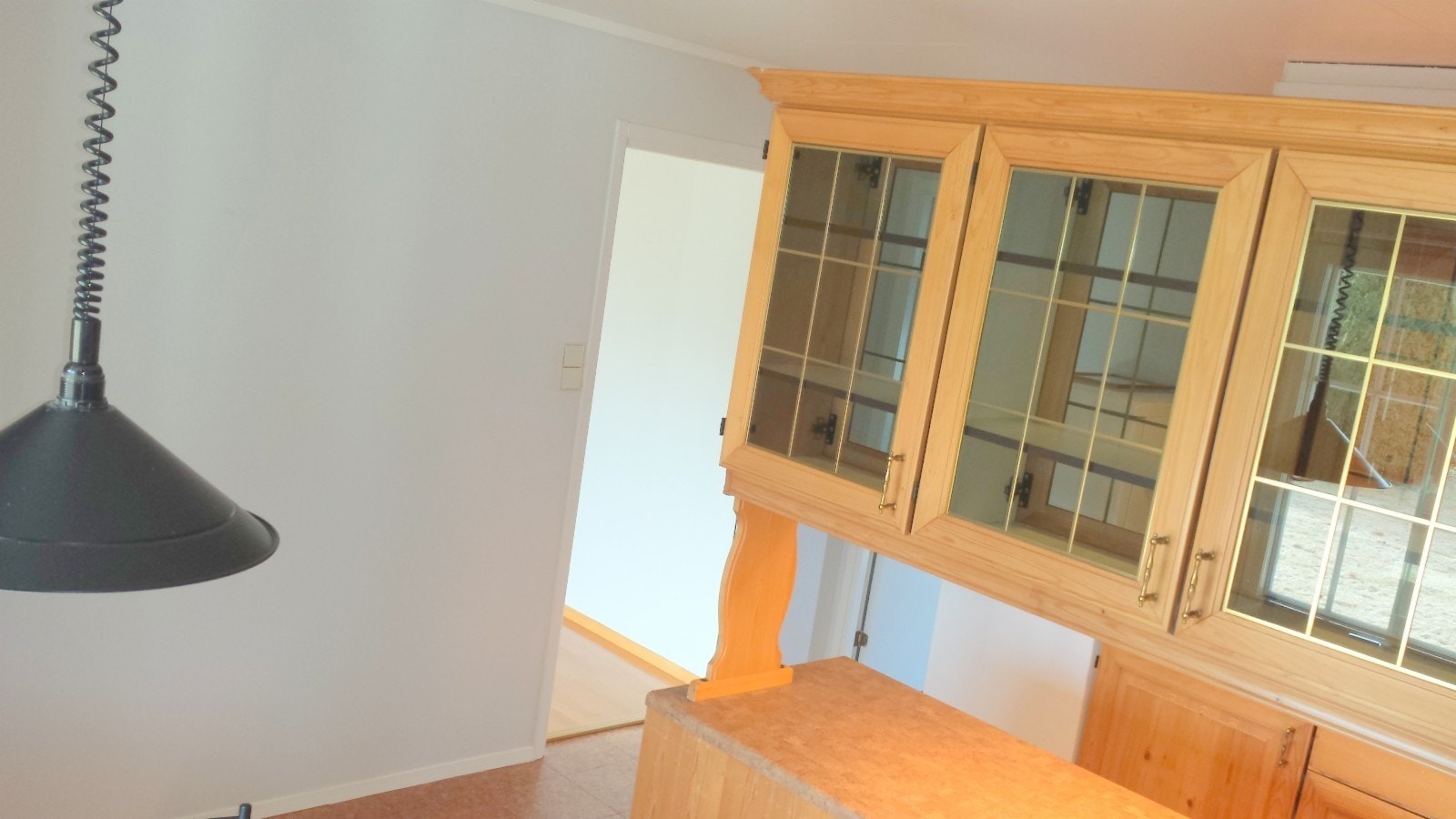 Romslig skap og benkplass på kvalitetskjøkken Galleribilde