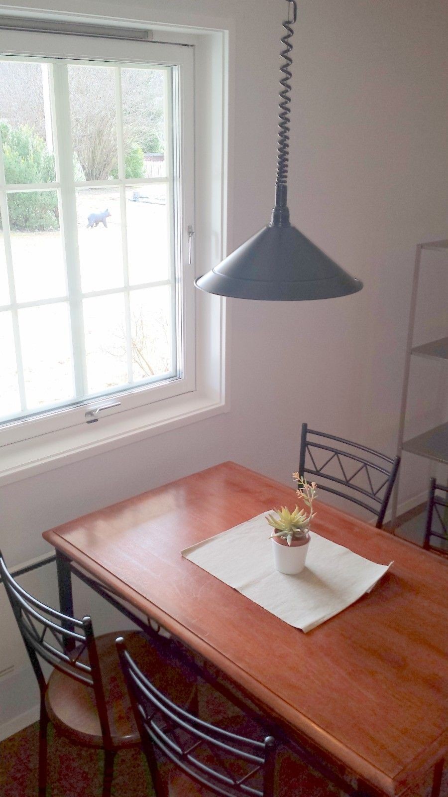 Koselig spiseplass/kontor i tilknytning til kjøkken Galleribilde