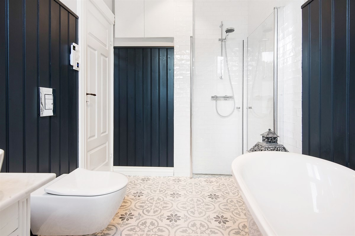 Ett av to bad Galleribilde