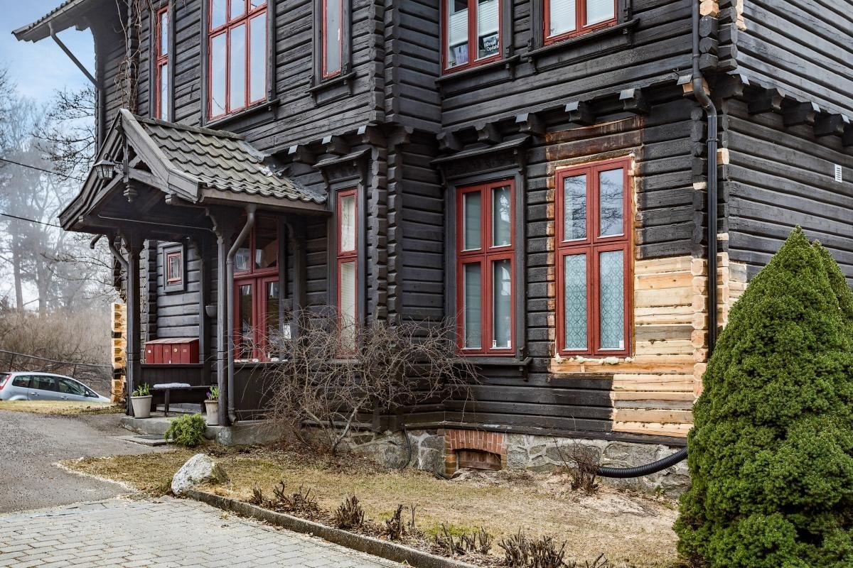 Fasaden - deler av tømmeret er skiftet Galleribilde