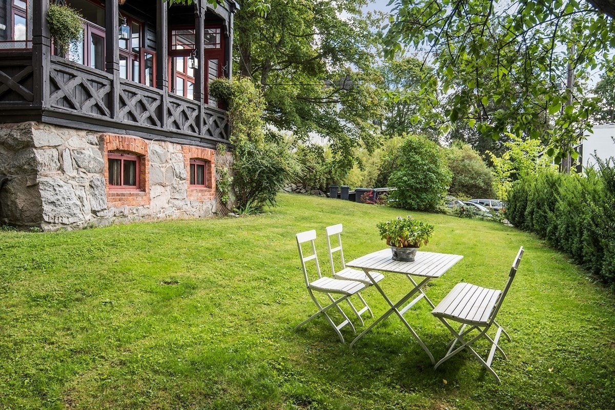 Idyllisk hage til felles bruk Galleribilde