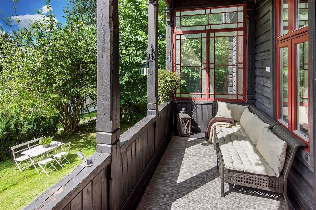 Solrik balkong med utgang til felles hage Galleribilde