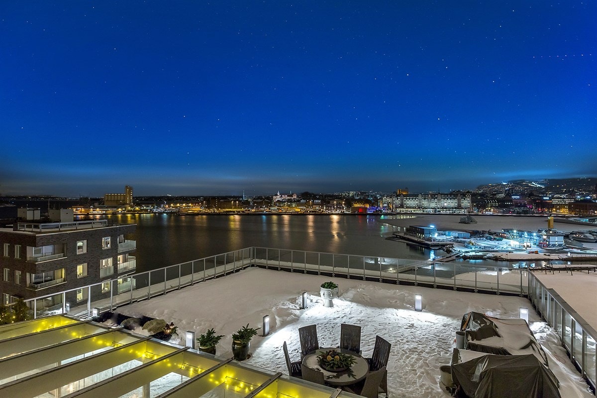 Sørenga - Lykken er å bo på toppen, ved sjøen, i en rå Penthouse på 258 kvm, med byens mest spektakulære utsikt. 3 garasjeplasser og takterrasse på 153 kvm. Galleribilde
