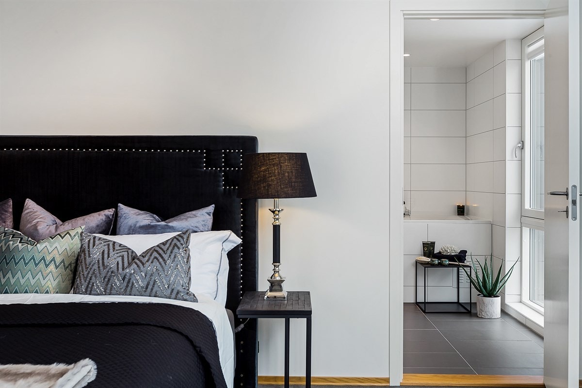 Det ene badet ligger i tilknytning til hovedsoverommet, og fremstår som et romslig velværebad med regnfallsdusj og boblebadekar. Galleribilde