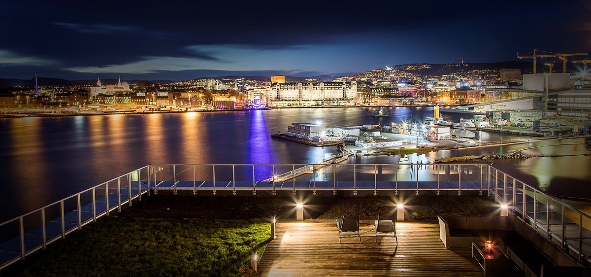 Det fantastiske uterommet har panoramautsikt mot beroligende sjø, et urbant bybilde, og Holmenkollbakken i det fjerne. Terrassen på 153 kvm er vakkert opparbeidet med stor platting og belysning, og en liten hageflekk tilbyr gress og sedum under føttene. Galleribilde