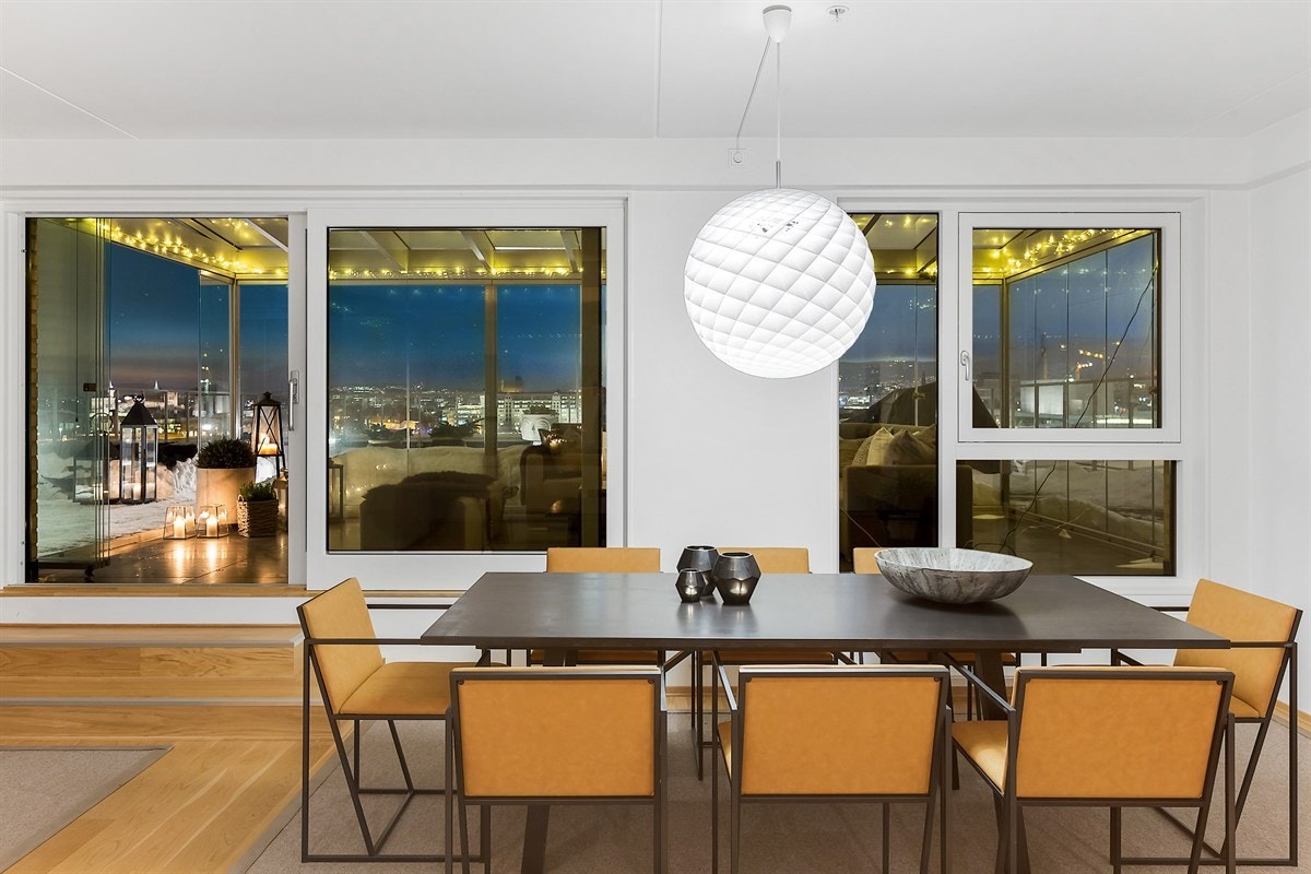 Spisestuen har store panoramavinduer og tre skyvedører åpner opp mot vinterhage og uterom av ypperste klasse. Galleribilde