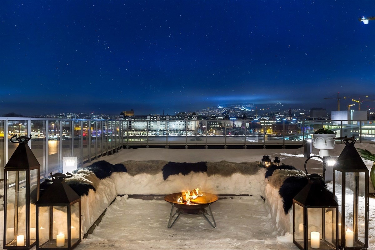 Terrassen på 153 kvm er vakkert opparbeidet med stor platting og belysning, og en liten hageflekk tilbyr gress og sedum under føttene. Galleribilde