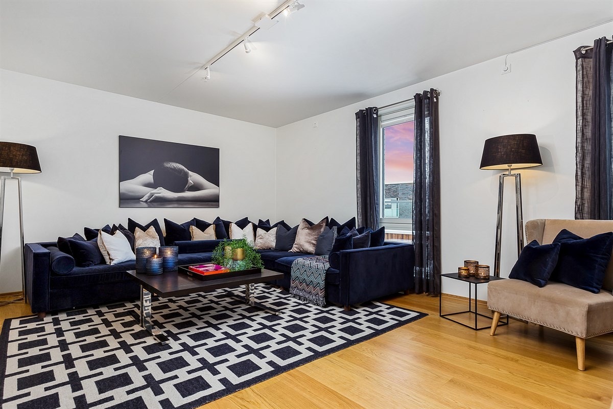 Leiligheten innehar en praktisk tv-stue med god plass for møblement, noe som gir ekstra spillerom og privatliv. Galleribilde