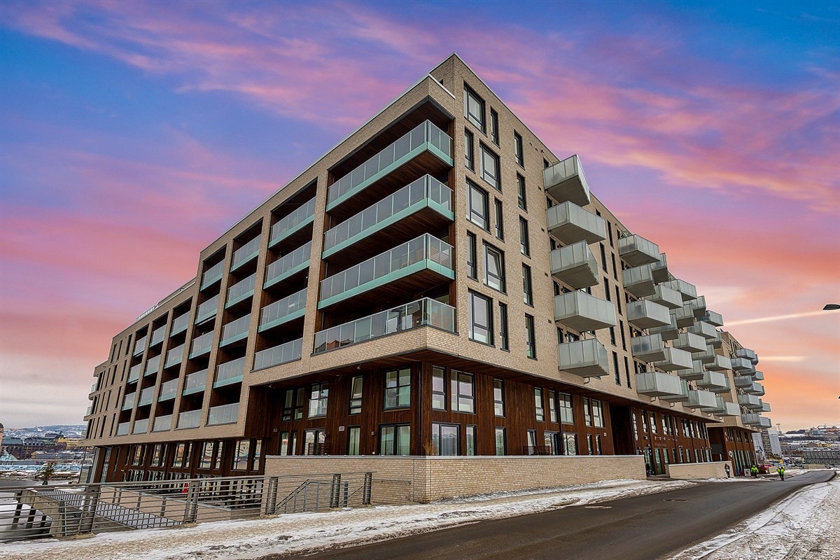 Leiligheten ligger i et nyetablert, urbant og meget attraktivt satsningsområde ytterst på Sørengkaia, med nærhet til det ypperste av hovedstadens servicetilbud. Galleribilde