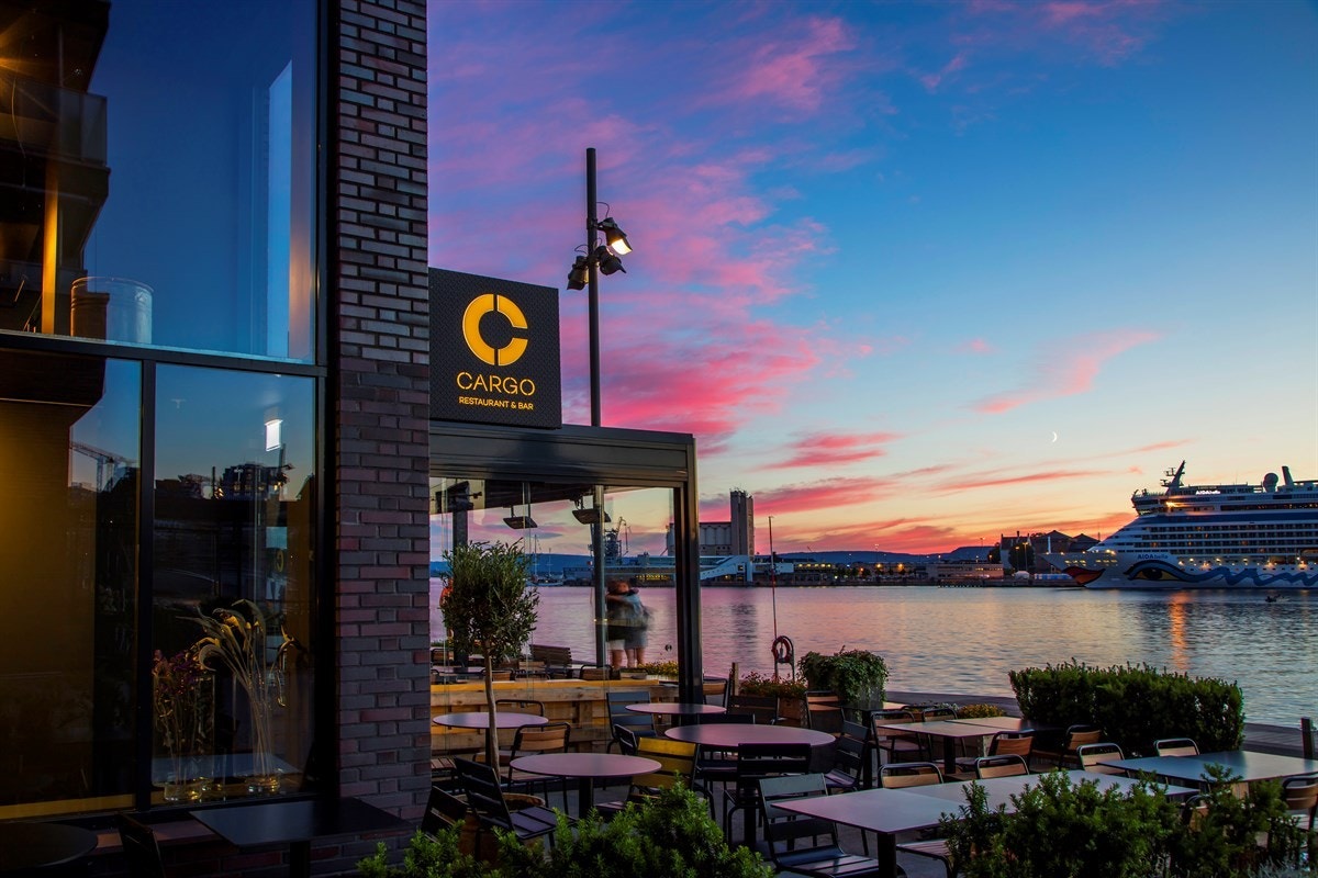 En heistur unna ligger Havnepromenaden med gode spise- og serveringssteder som Cargo, Bun`s Burger bar, Lemeo sushi og Evita espressobar, og utvalget er upåklagelig i tilliggende områder som Bjørvika og Barcode. Galleribilde