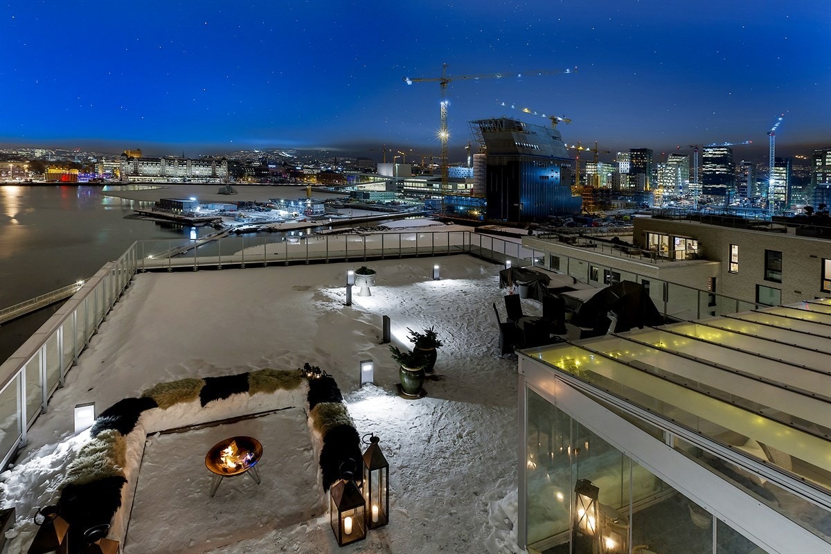 Toppleiligheten har en fantastisk takterrasse og vinterhage i nordvest. Det fantastiske uterommet har panoramautsikt mot beroligende sjø, et urbant bybilde, og Holmenkollbakken i det fjerne. Galleribilde