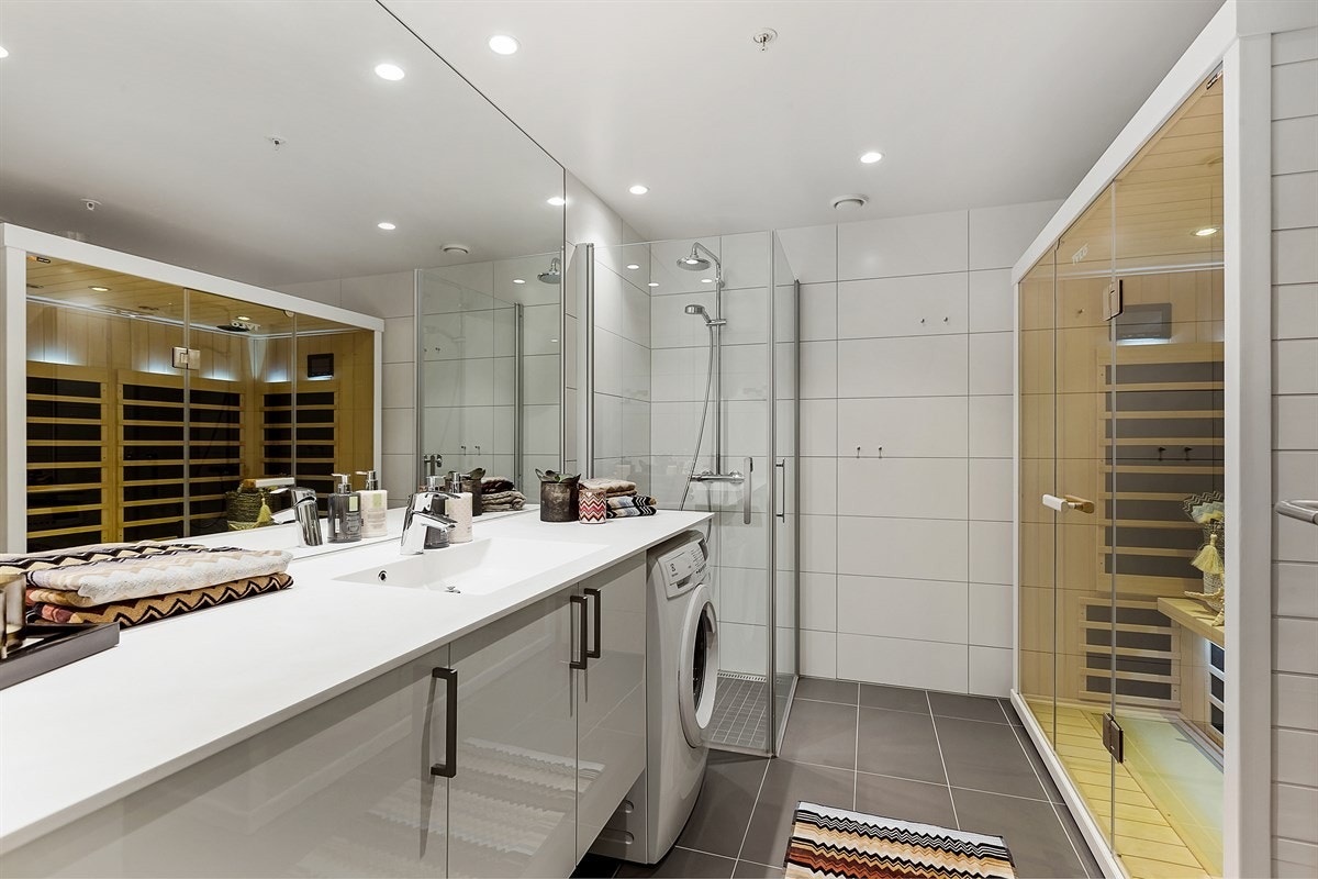 Vaskerom/dusjbad med badstue. Galleribilde