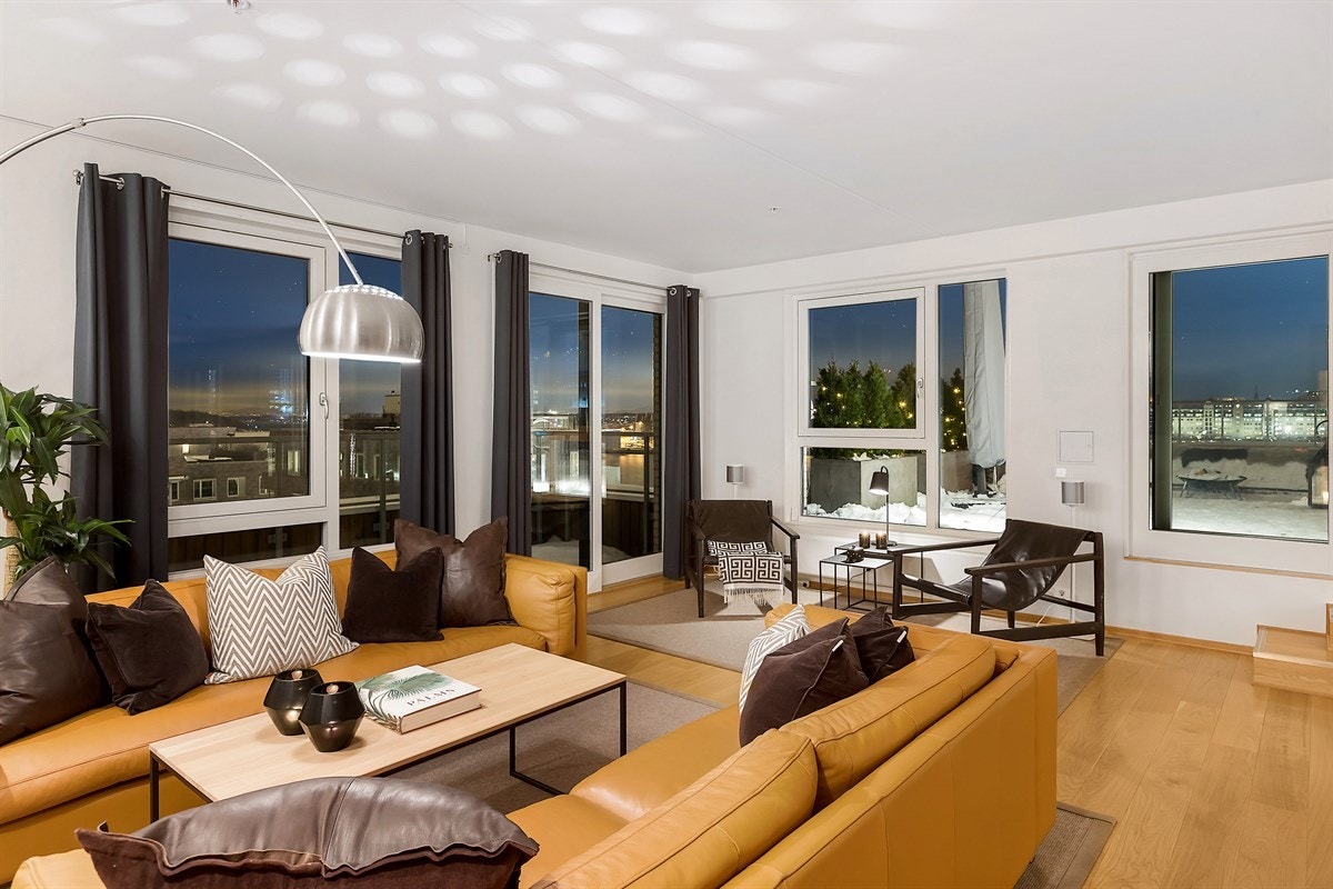 Stuen har panoramavinduer som bringer det vakre utsiktsbildet inn i rommet. Galleribilde