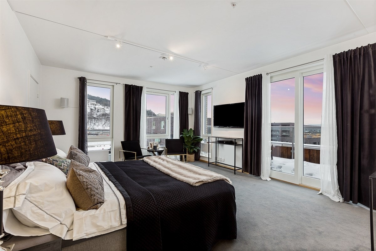 Hovedsoverommet utgjør en luksuriøs foreldreavdeling med eget bad og walk-in closet. Galleribilde