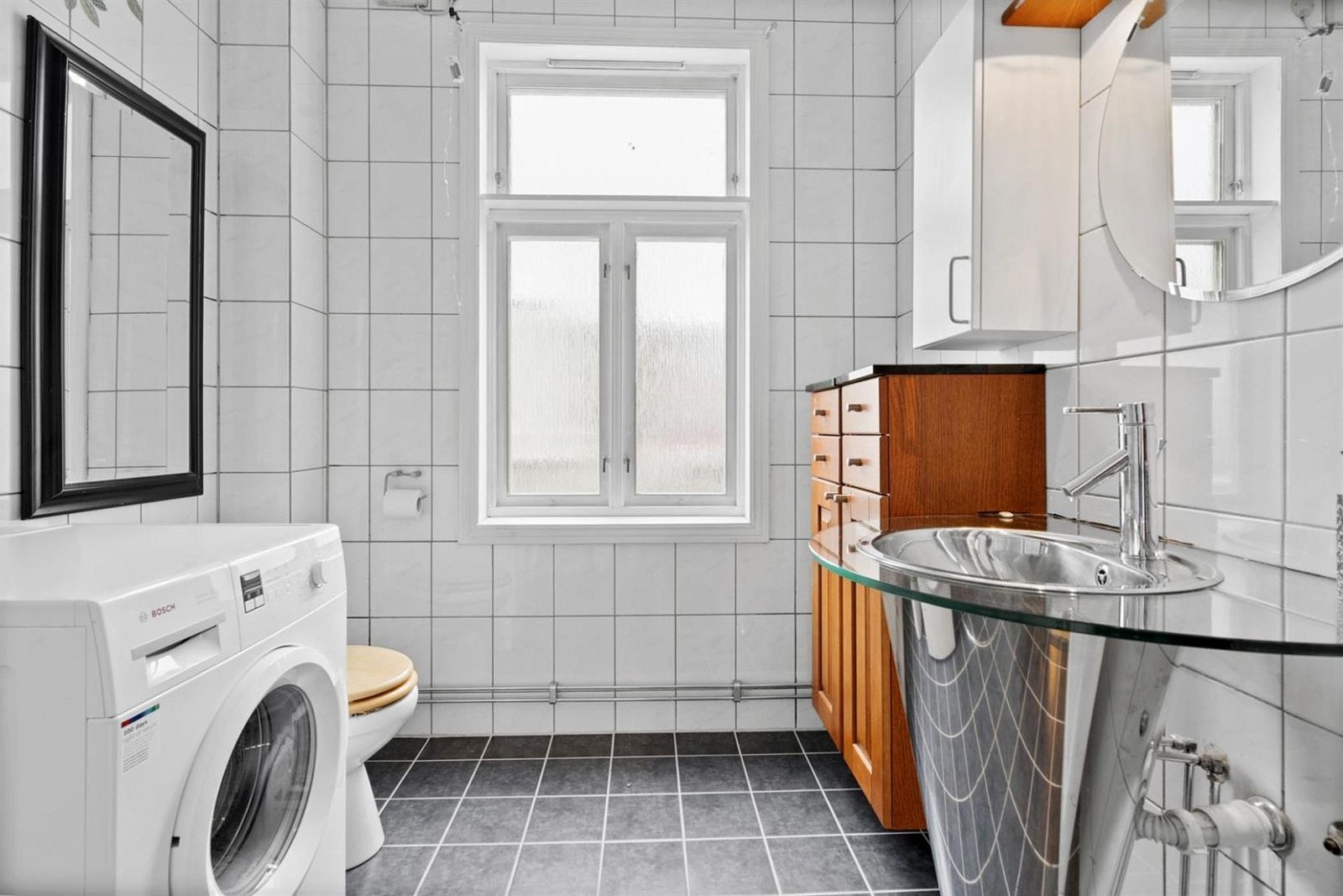 Bad, servant, innredning, toalett, dusjnisje og opplegg til vaskemaskin. Galleribilde