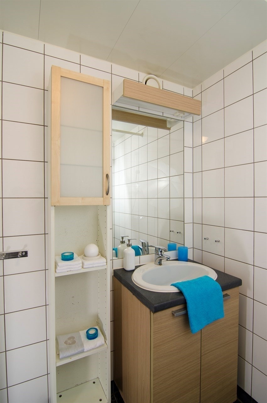 Baderom med plass til vaskemaskin Galleribilde