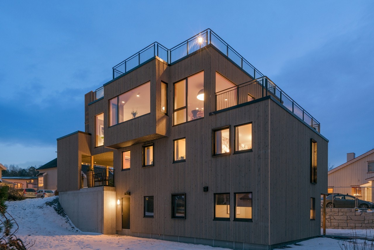 Velkommen til Nedre Grilstadkleiva 22 A og B - Stilren og moderne enebolig fra 2017 med fantastisk utsikt, nydelig takterrasse og romslig 3-roms leilighet. Galleribilde