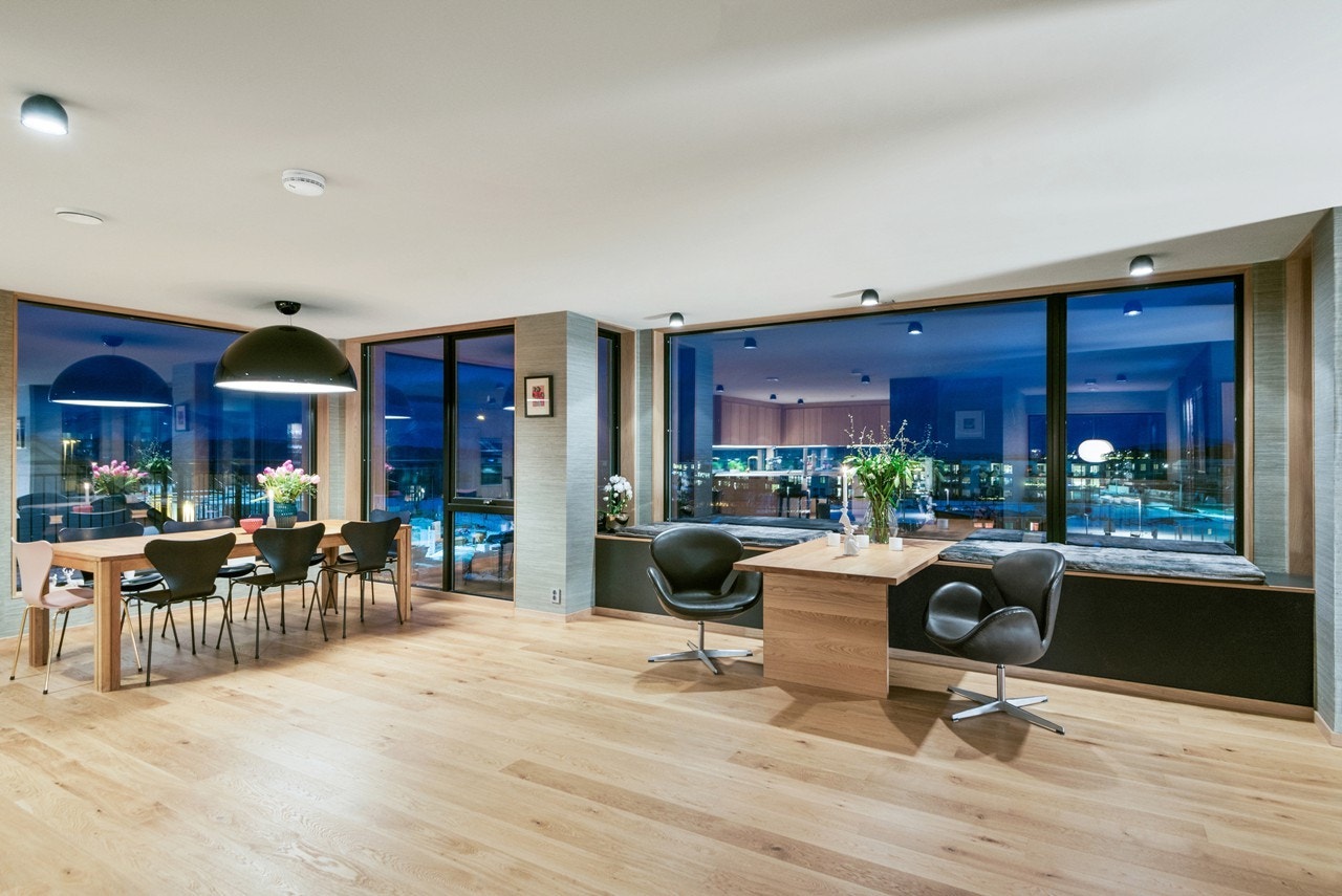 Her er det flere smakfulle detaljer som en moderne peisovn, integrert vitrineskap og et vinduskarnapp med fastmontert sittebenk - en fantastisk oppholdsplass hvor den storslagne utsikten kan nytes. Galleribilde