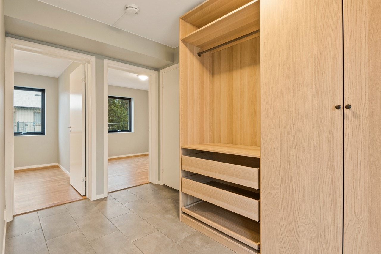 I sokkeletasjen har eneboligen en nydelig 3-roms leilighet malt i tidsmessige farger og med hovedsakelig parkett på gulv. Galleribilde