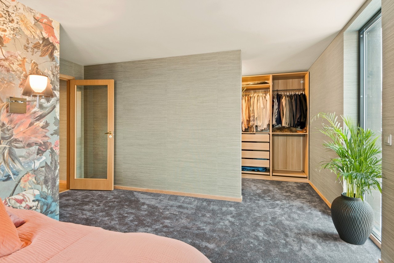 Soverommene har lunt vegg-til-vegg teppe på gulv og hovedsoverommet ligger i suiteløsning med omkledningsrom. Galleribilde