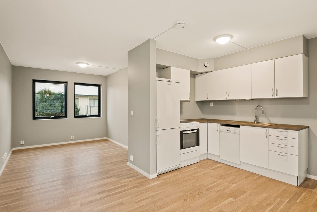 3-roms leiligheten har stue i åpen løsning med kjøkkenet og det er plass for både sofagruppe, tv-løsning og spisebord. Kjøkkenet har opplegg for oppvaskmaskin. Galleribilde