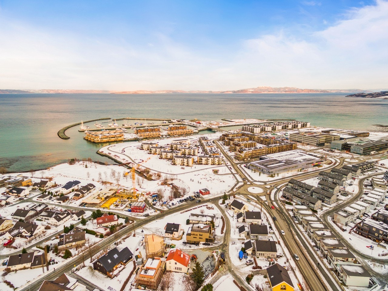 Eiendommen ligger i et veletablert, rolig og naturskjønt boligområde på Ranheim, i Trondheim kommune. Galleribilde