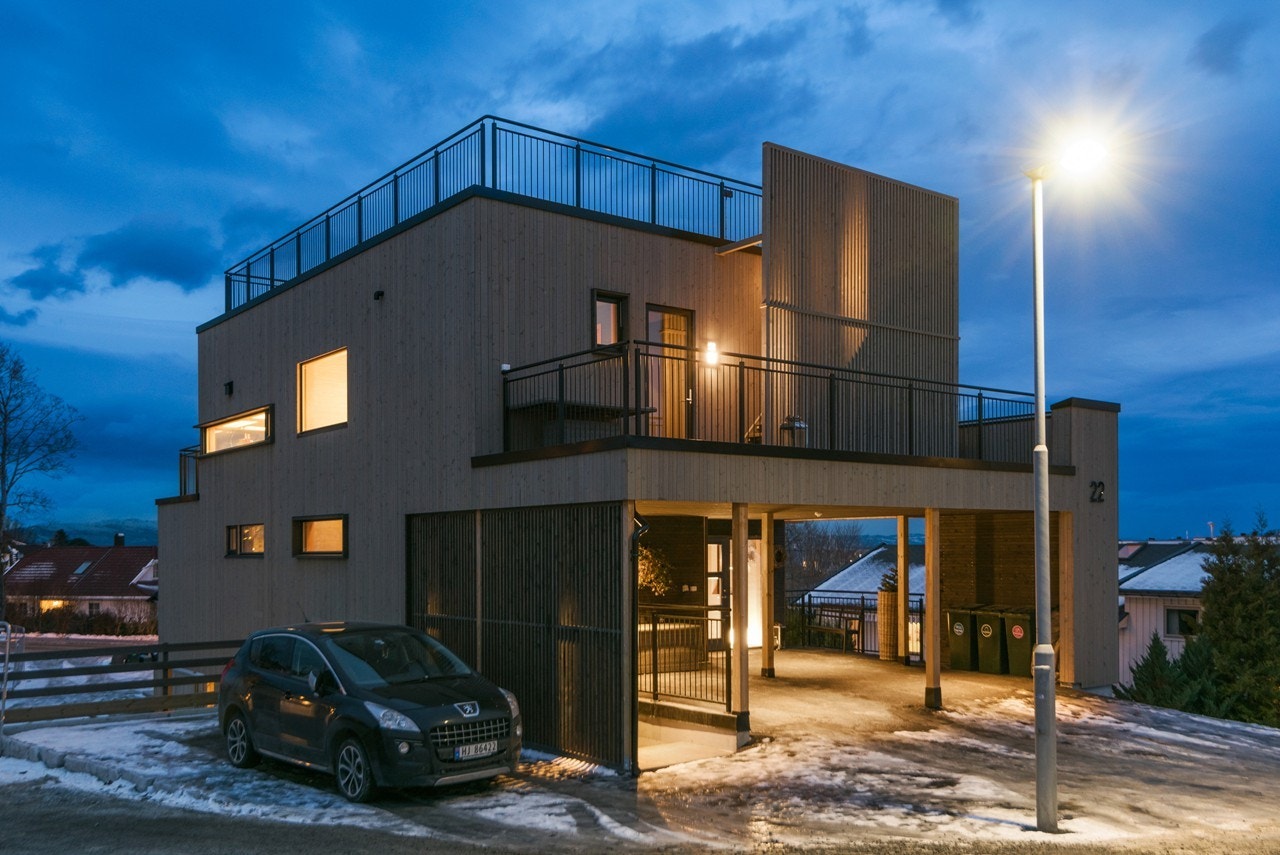 Eiendommen har asfaltert oppkjørsel og rikelig med plass for parkering på gårdsplass og i carport ved inngangspartiet. Galleribilde