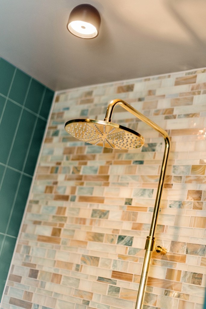 Dusjhode i fargen gull. Galleribilde