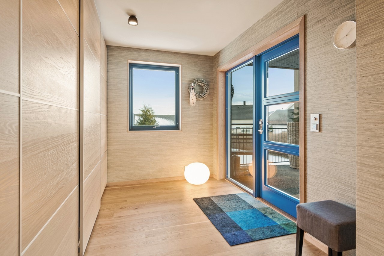 Entreen har stor skyvedørsgarderobe som gir rikelig med lagringsplass og garderoben har trefargede fronter, nok en gjennomgående detalj. Galleribilde